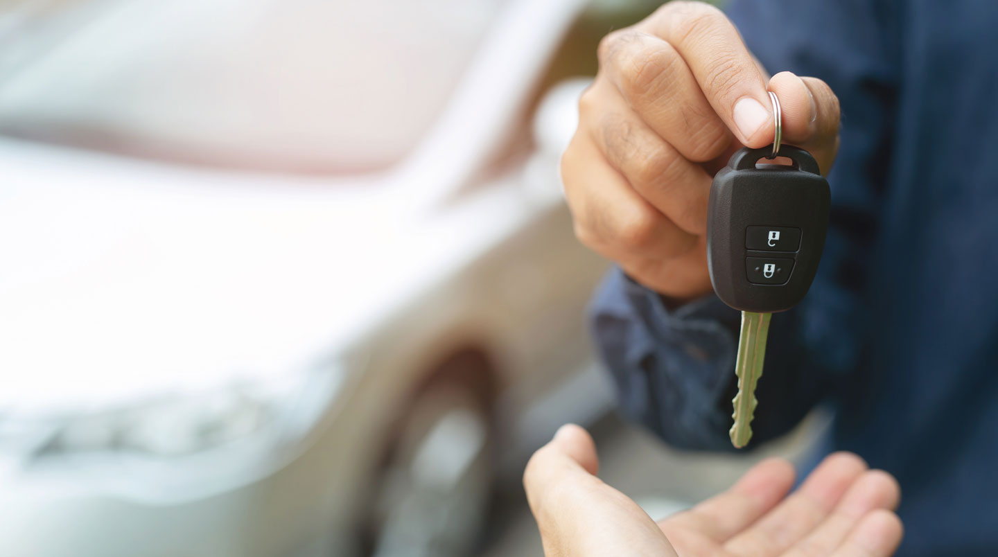 Parking d'agence Europcar en soirée avec boîte de retour de clés sécurisée permettant le retour 24h/24